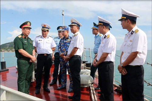 Thượng tướng Huỳnh Chiến Thắng kiểm tra công tác sẵn sàng chiến đấu tại Vùng 5 Hải quân


